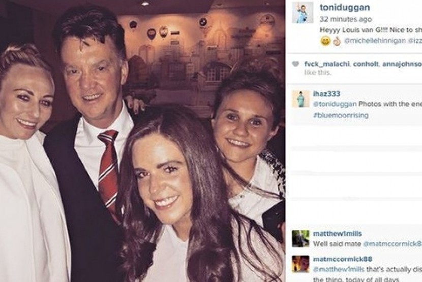 Toni Duggan berfoto dengan Louis van Gaal