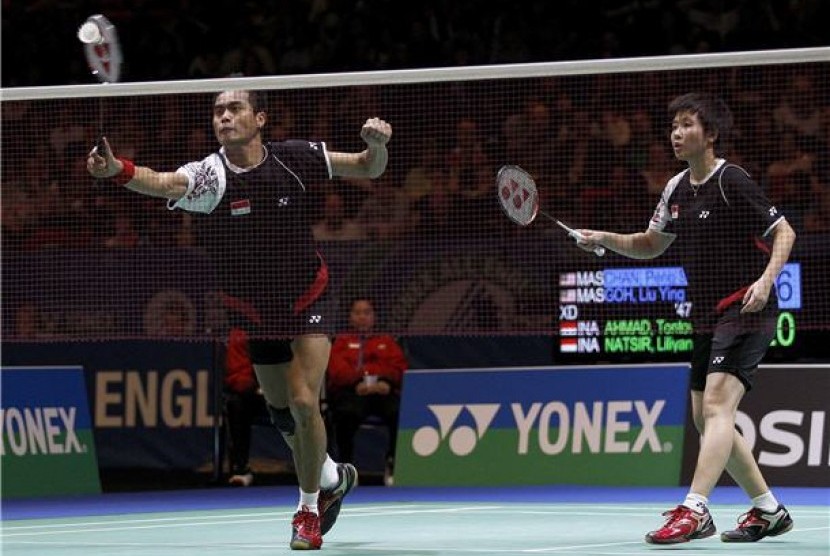 Tontowi Ahmad (kiri) dan Liliyana Natsir bertarung di Kejuaraan Badminton All England di Birmingham.  