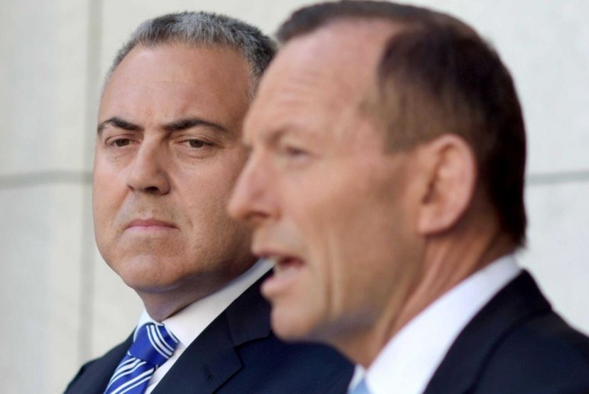 Tony Abbott (kanan) mengatakan Joe Hockey (kanan) akan tetap pada posisinya.