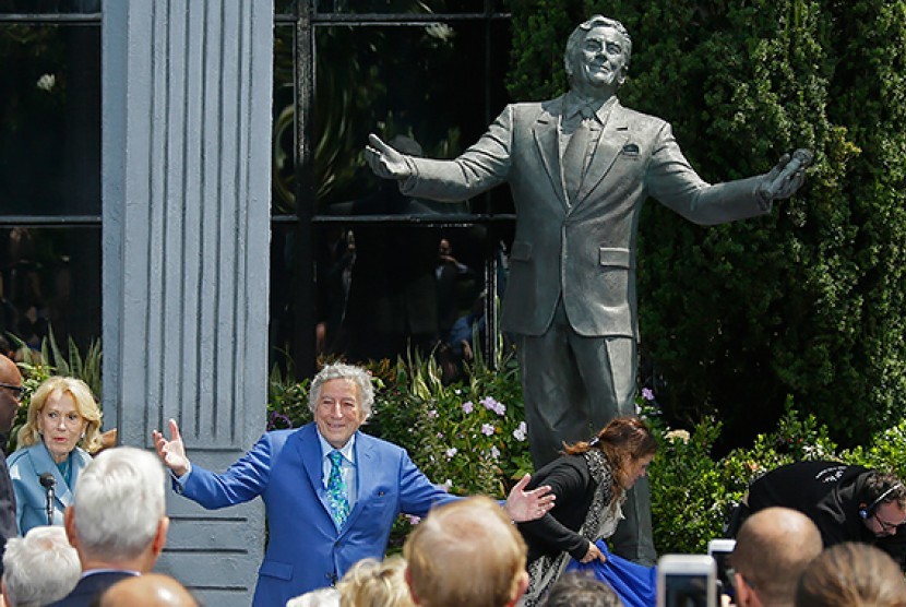 Tony Bennett dengan latar belakang patung dirinya