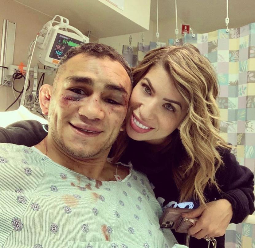 Tony Ferguson (kiri) menjalani perawatan ditemani istrinya, Cristina Servin. El Cucuy dirawat pasca di-TKO oleh Justin Gaethje pada laga UFC 249 di Florida Amerika Serikat (AS), Ahad (10/5).