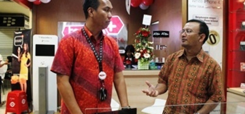 Top Up+: VP Channel Management Telkomsel Gideon Edie Purnomo bersama Direktur Niaga kiSEL Firts Marendeng saat meresmikan flagship store kiSEL bernama Top Up+ di Mall Ambassador, Jakarta