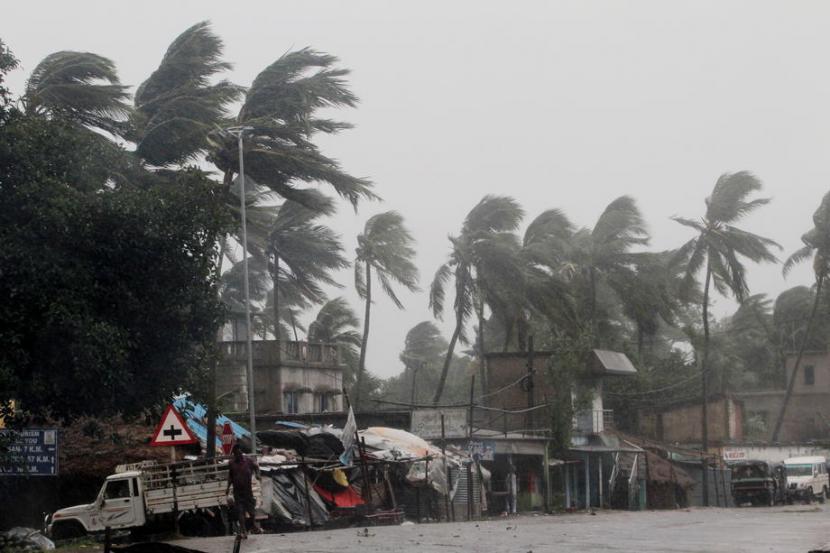 Topan kuat menghancurkan puluhan ribu rumah di India timur pada Rabu (26/5). Ilustrasi.