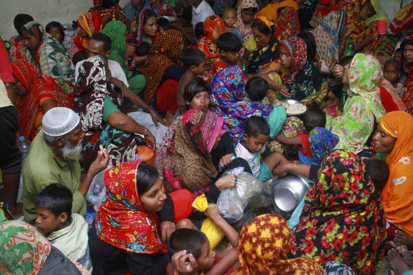 Warga Bangladesh berkumpul di tempat penampungan di Shyamnagar, Shatkhira, Rabu (20/5). Ilustrasi.