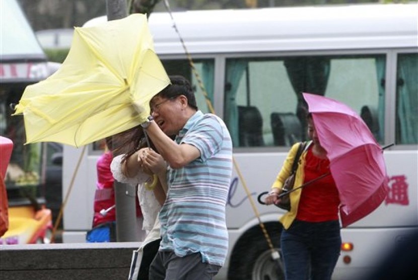Topan Dujuan melanda Taipei, Taiwan, Senin (28/9). Topan menyebabkan angin kencang dan hujan deras.