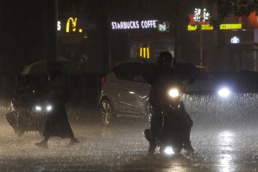 Cina telah meningkatkan peringatan mengenai hujan lebat dan angin kencang di beberapa wilayah.