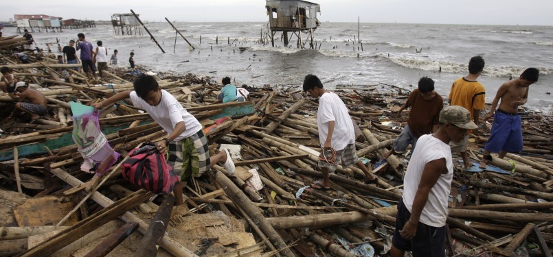 Topan Nesat yang menghasilkan badai, gelombang pasang dan   mengakibatkan banjir Navotas, Manila bagian Utara, Filipina, Rabu, 28 September 20011. (AP)