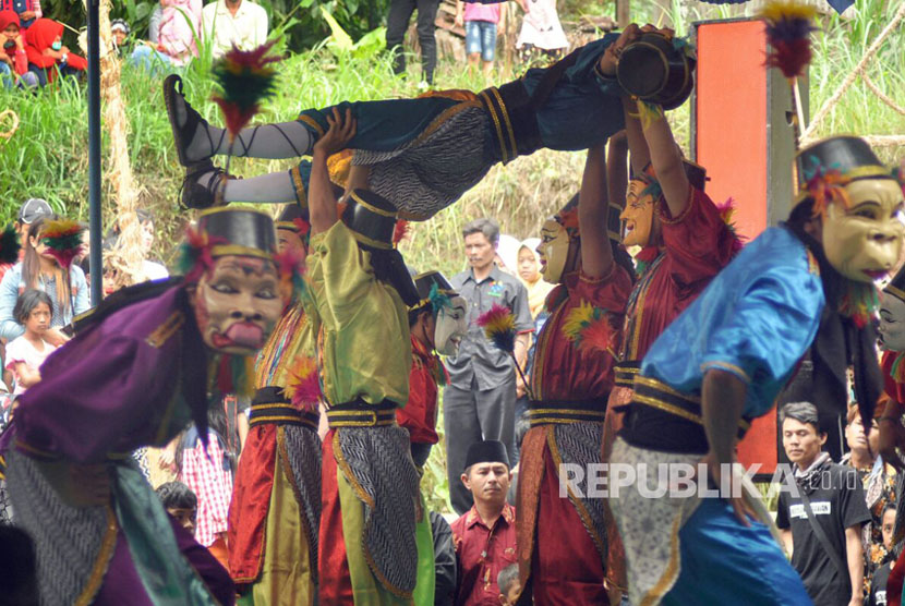 Topeng Gecul kesenian asli Desa Ngrawan terdiri atas belasan penari yang nengenakan ragam topeng berkarakter kocak. Namun mengisahkan tokoh yang rapuh karena sikap  sombongnya (Ilustrasi)