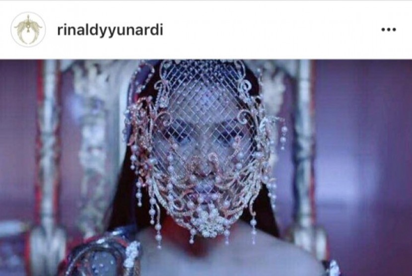 Topeng karya Rinaldy Yunardi yang dipakai Nicki Minaj 