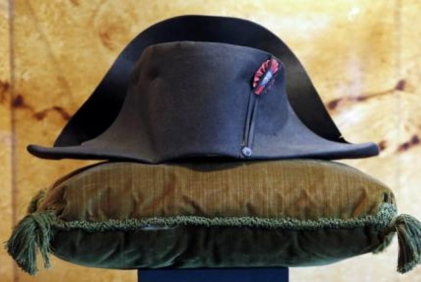 Topi Napoleon ini laku dalam sebuah lelang dengan harga 1,9 juta euro atau 2,4 juta dolar AS.