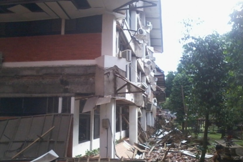 Topi-topi atap samping Gedung C Fakultas Psikologi Universitas Indonesia, Depok yang runtuh, Jumat (12/7)