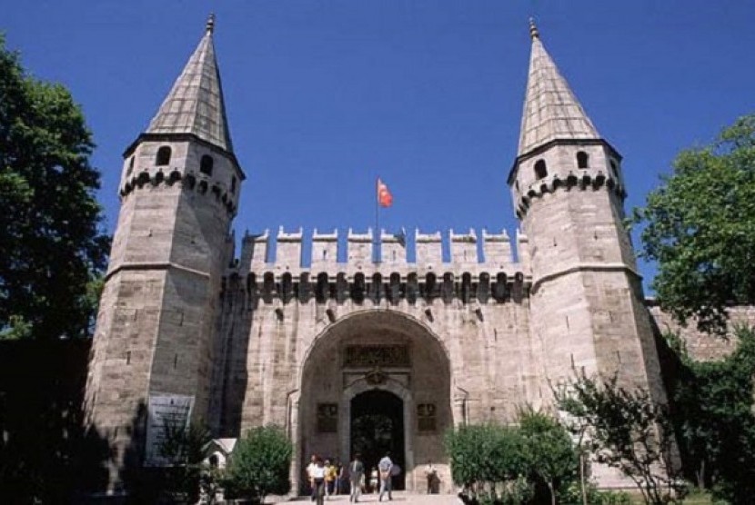 Benda-benda berharga Rasulullah SAW banyak berada di Topkapi Turki . Istana Topkapi  Turki