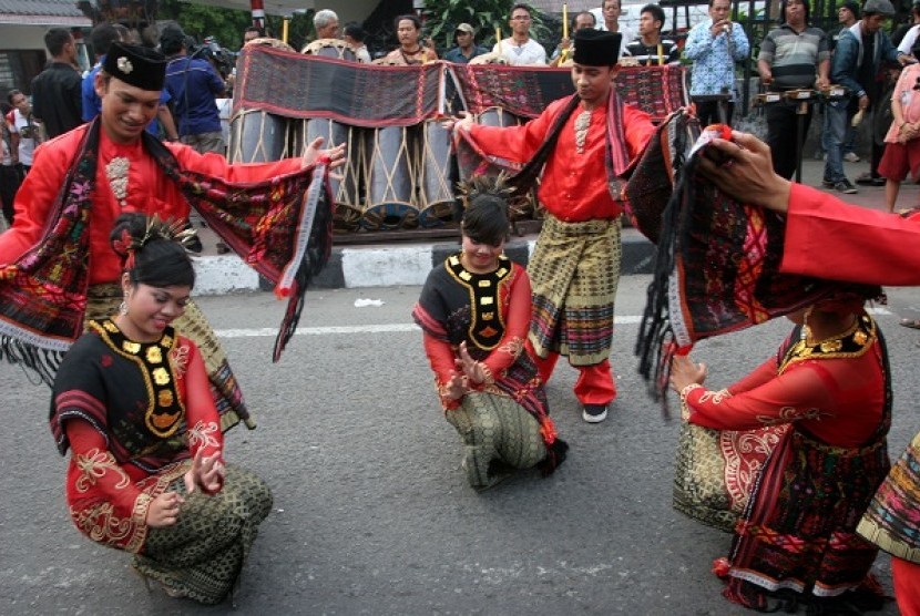 Tor tor dancers perform the traditional dance in Meda, North Sumatra, on Monday.  