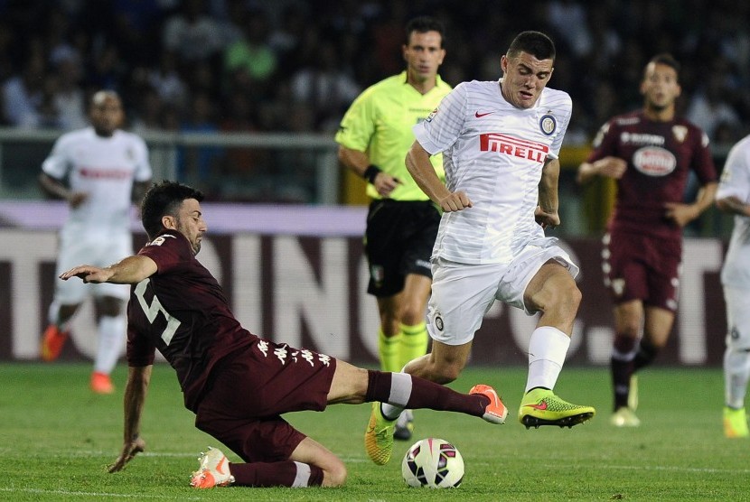 Torino's Cesare Bovo (L) fights for the ball with Inter Milan's Mateo Kovacic during their Italian Serie A soccer match at Olympic Stadium in Turin August 31, 2014.