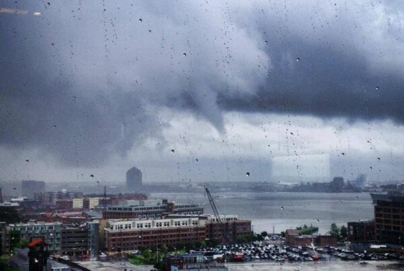 Tornado Baltimore yang menghancurkan atas sebuah gudang