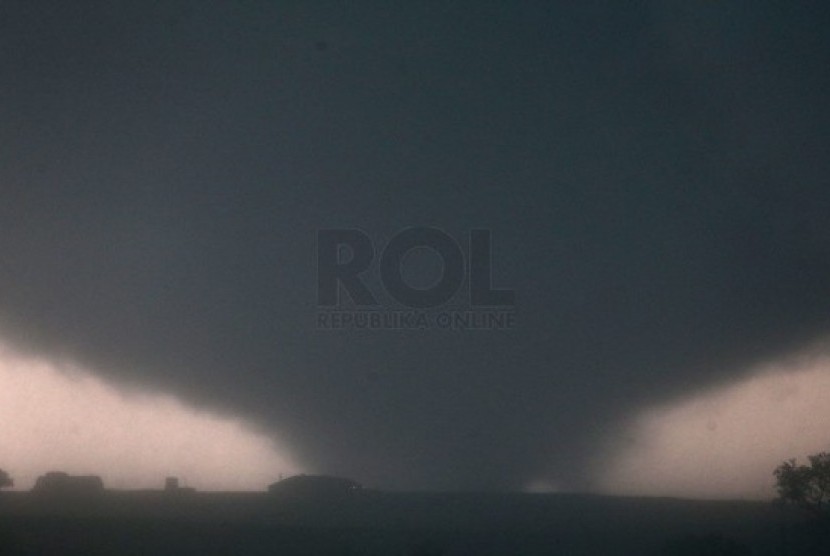   Tornado menerjang kawasan dekat El Reno, Oklahoma, Jumat (31/5) waktu setempat.   (AP/Chris Machis))