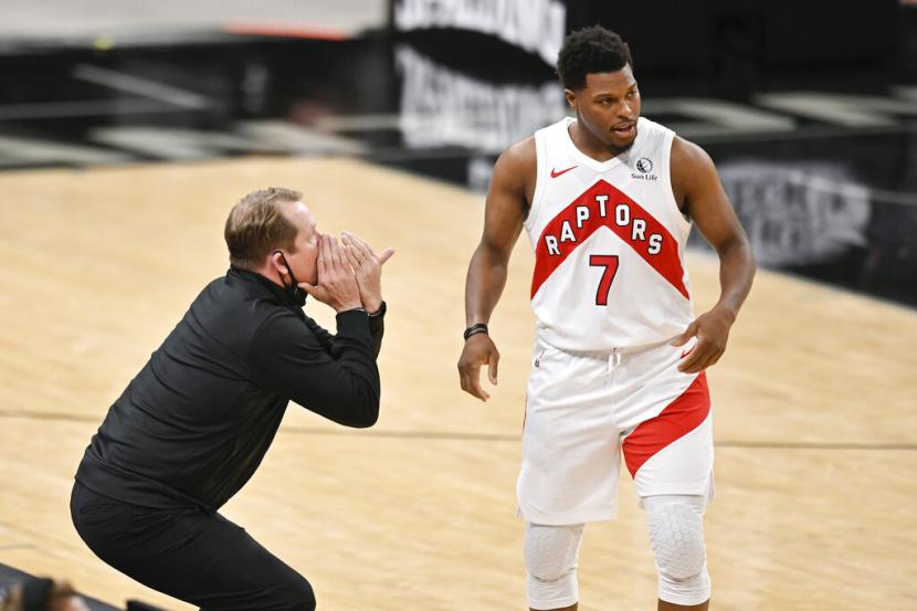 Toronto Raptors coach Nick Nurse (Kiri) saat memberi instruksi kepada guard Kyle Lowry (Kanan).