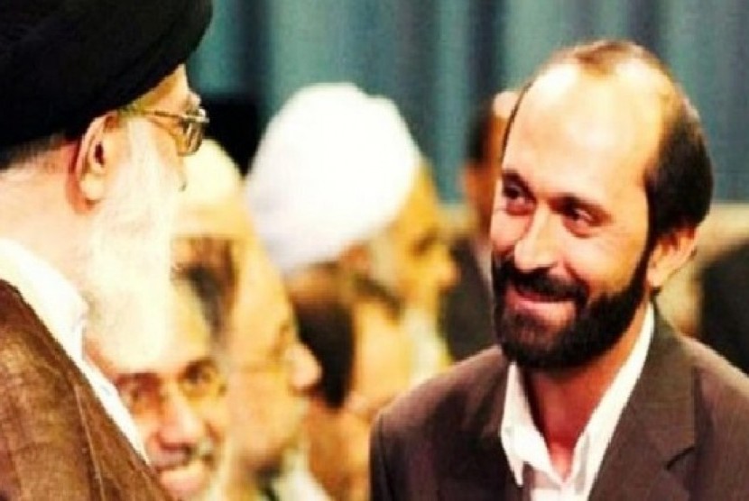 Tossi dan Ayatollah Khamenei (kiri).