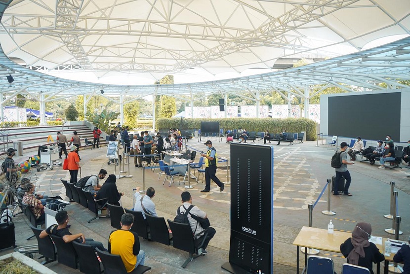 Total, Bandara Soekarno-Hatta memiliki 7 lokasi tes COVID-19. Selain itu Lokasi tes bagi yang sudah memilih pre-order service ada di Area Lounge Umroh Terminal 3 dan Terminal 2D, atau berbeda dengan lokasi walk in service (langsung datang) yang ada di lokasi SMMILE Center Terminal 3 dan Stasiun Skytrain Terminal 2. 