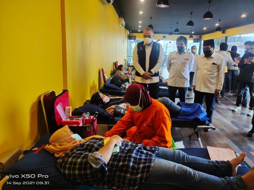 Total sebanyak 817 pramudi JakLingko di Koperasi Wahana Kalpika (KWK) Jakarta Utara, menerima vaksinasi massal hari ini, Selasa (14/9), bertempat di Saung H Ramli, Jalan Akses Marunda, RT 02/06 No. 35A, Kelurahan Semper Timur, Cilincing, Jakarta Utara.  