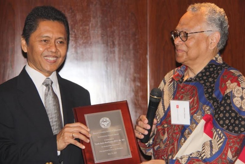 Totok Amin Soefijanto, Ed.D, Deputi Rektor Bidang Akademik dan Kemahasiswaan, Universitas Paramadina, memperoleh penghargaan Alumni Award Winners dari Boston University. 