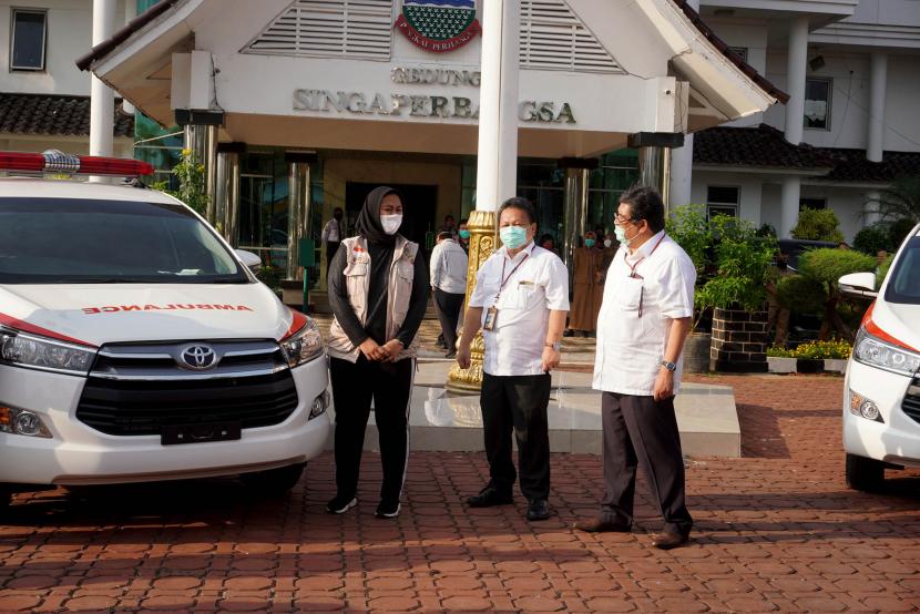 Totoya menyerahkan bantuan dua unit ambulans Kijang Innova yang didesain khusus kepada Pemkab Kaarawang. 