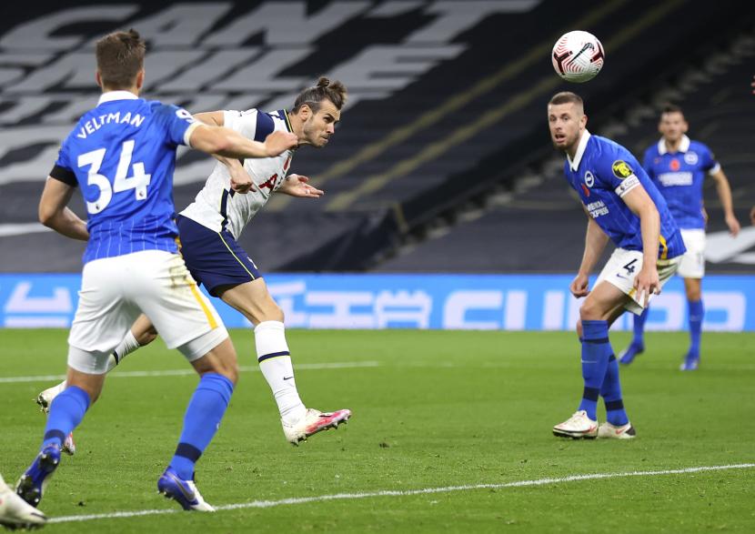 Gelandang Tottenham Hotspur Gareth Bale (tengah) menyundul bola untuk mencetak gol kedua timnya selama pertandingan sepak bola Liga Primer Inggris antara Tottenham Hotspur dan Brighton & Hove Albion di Totbrtenham Hotspur Stadium, London, Ahad, 1 November 2020.