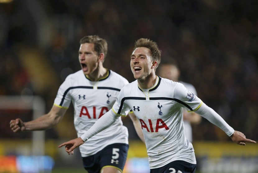 Tottenham Hotspur's Christian Eriksen (R) celebrates scoring a goal with team-mate Jan Vertonghen during their English Premier League soccer match against Hull City at the KC Stadium in Hull, northern England November 23, 2014. 