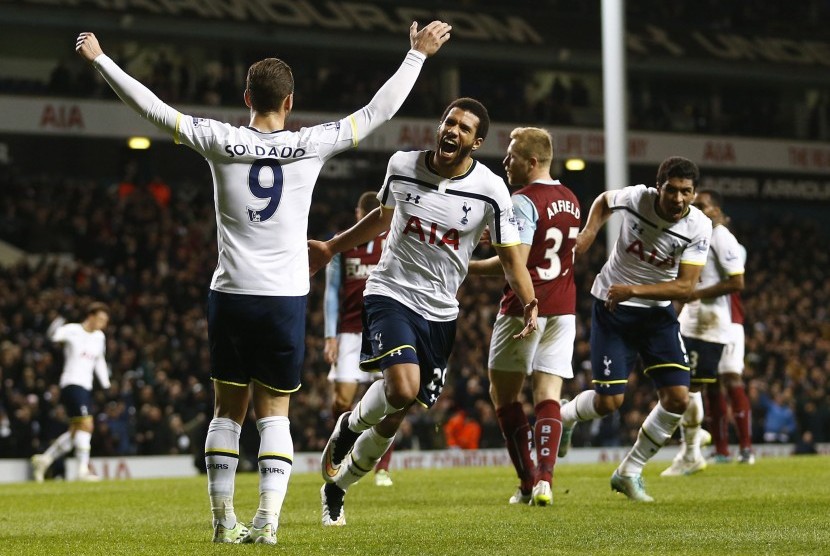 Tottenham Hotspur's Etienne Capoue (2nd L) celebrates his goal against Burnley during their FA Cup third round replay soccer match at White Hart Lane in London January 14, 2015.
