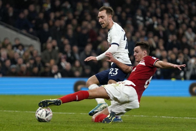 Tottenham mengalahkan Middlesbrough 2-1 pada partai ulangan putaran ketiga Piala FA, Rabu dini hari.