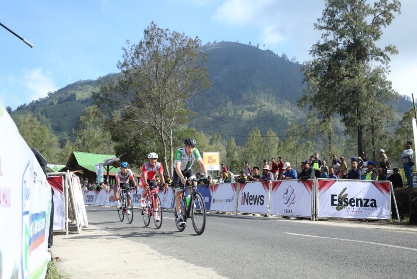 Tour de Indonesia yang memasuki etape keempat melalui rute sepanjang 147,3 kilometer dengan start dari kota Jember menuju Paltuding, Gunung Ijen Banyuwangi, Kamis (22/8). 