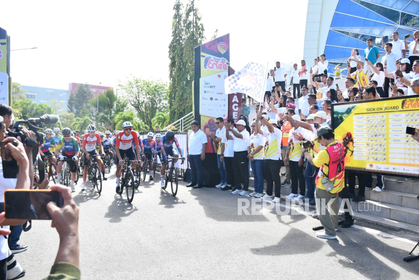 Tour de NTT 2025, balap sepeda bertaraf internasional resmi dimulai pada 10 September dan berlangsung hingga 21 September 2025 mendatang. Polda NTT berperan vital dalam memastikan setiap jalur aman dan setiap peserta merasa nyaman. 
