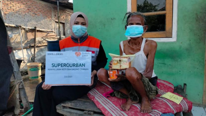 Tous les Jours dan Rumah Zakat menyalurkan 1.800 kaleng Superqurban dan sekitar 1.000 buah roti bergizi untuk wilayah Jakarta, Bogor, Depok, Tangerang, Bekasi, Bandung dan Surabaya pada 23 – 31 Juli 2021.