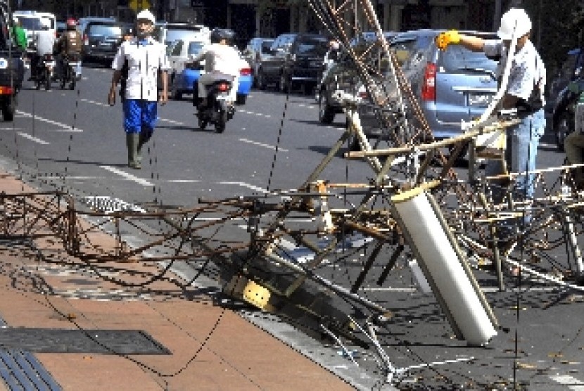 Tower radio komunikasi milik PLN setinggi 30 meter roboh di Jalan Gemblongan. Surabaya, Jumat (3/6).