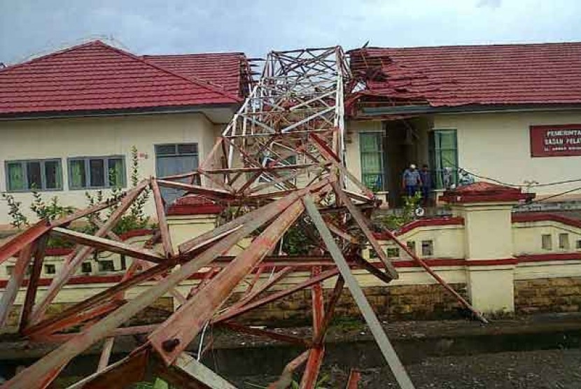 Tower yang jatuh menimpa Kantor Sistem Satu Atap (Sistap) di Kabupaten Mamuju, Sulawesi Barat, Rabu (9/1).