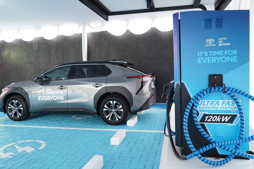 Toyota Astra Motor terus menambah charging station kendaraan listrik di diler-diler yang dimilikinya dan tempat-tempat umum di seluruh Indonesia.
