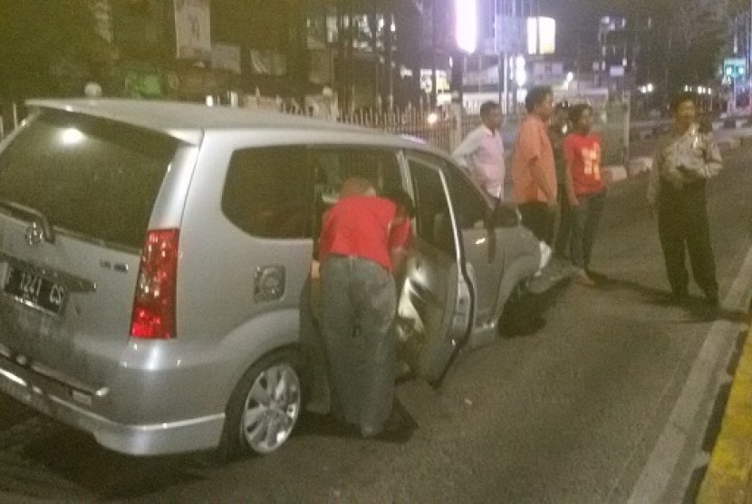 Toyota Avanza menabrak separator busway di Jalan Warung Jati Barat, Kelurahan Kalibata, Pancoran, Jakarta Selatan, Rabu (22/7) sekitar pukul 22.00 WIB. Tidak ada korban jiwa dalam kecelakaan tunggal tersebut.