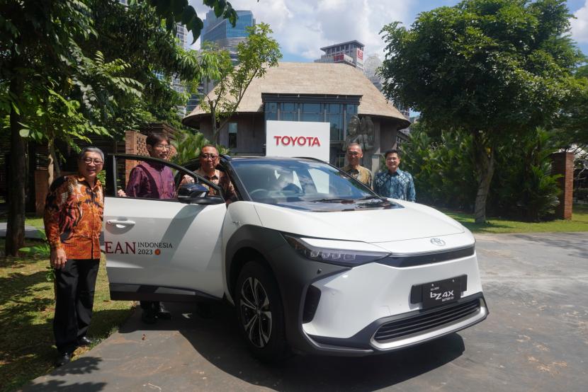 Toyota bZ4X yang akan digunakan di KTT ASEAN 2023.
