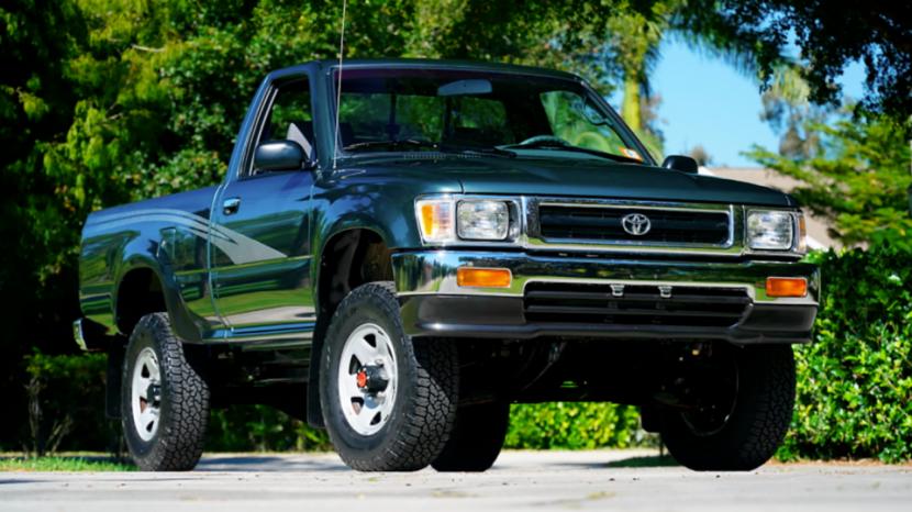  Toyota Hilux klasik  rakitan tahun 1993 dalam format single cabin.