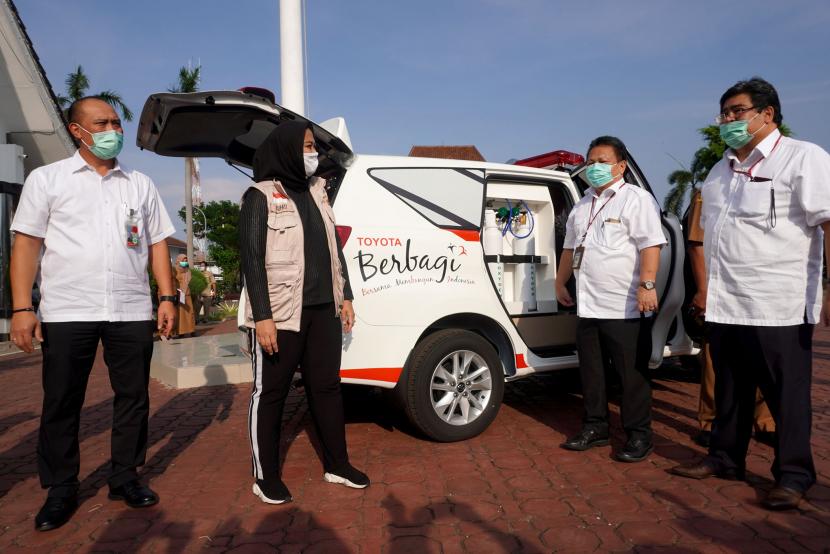 Toyota Indonesia telah menyerahkan 2 unit Kijang Innova ambulan dan 3.000 alat pelindung diri (APD) yang terdiri dari protection clothes, disposable medical mask, medical goggle, face shield, dan disposable mask kepada Pemerintah Daerah (Pemda) Karawang