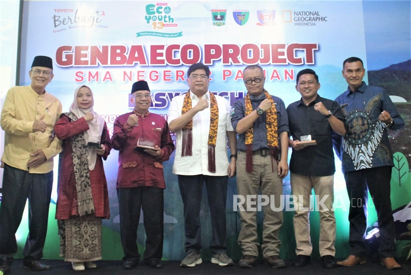 Toyota Indonesia terus melanjutkan komitmennya dalam mendampingi para finalis 25 proposal terbaik Toyota Eco Youth (TEY) ke-13, kompetisi lingkungan bagi pelajar tingkat SMA/SMK sederajat. Setelah menyambangi kota-kota seperti Balikpapan, Surabaya, Manado, Makassar, Mojokerto, dan Merauke, kali ini giliran SMAN 2 Painan, Kabupaten Pesisir Selatan, Sumatra Barat yang dikunjungi dalam rangka kegiatan Genba (pendampingan lapangan).