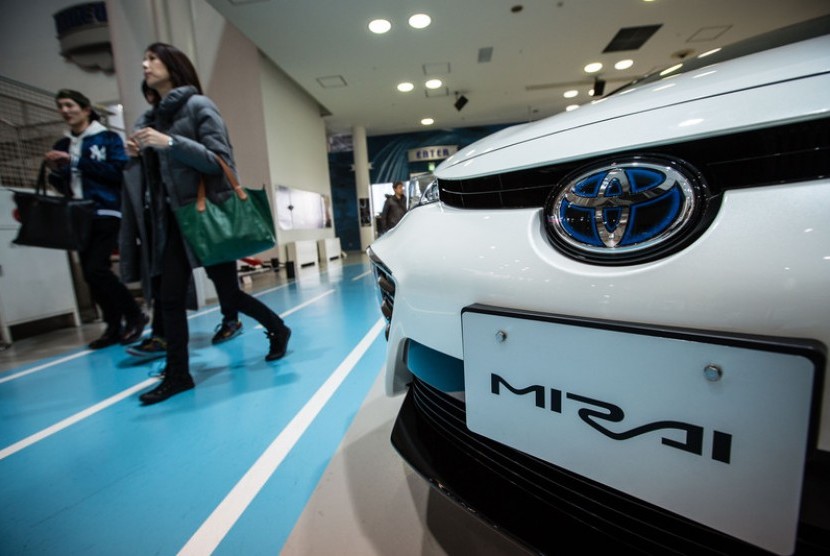 Toyota Mirai yang berbahan bakar hidrogen.