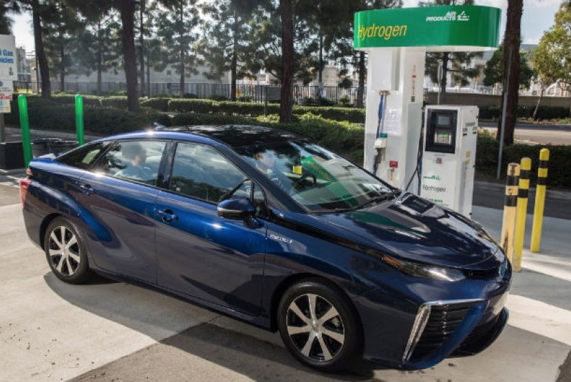 Toyota Mirai sedang mengisi bahan bakar di stasiun pengisian hybrid