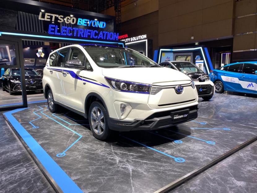 Toyota perkenalkan Kijang listrik pada ajang IIMS 2022.