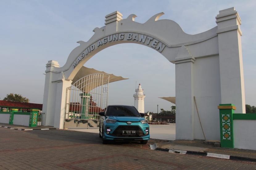 Toyota Raize yang digunakan untuk menyalurkan bantuan sosial di kota Serang Banten