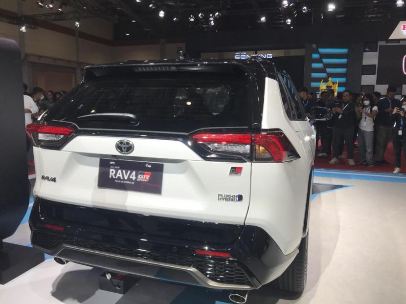 Toyota Rava Plug-In Hybrid. Dalam hal mengisi daya mobil hybrid, semuanya tergantung pada jenis hybrid yang Anda kendarai - hybrid standar, atau PHEV.