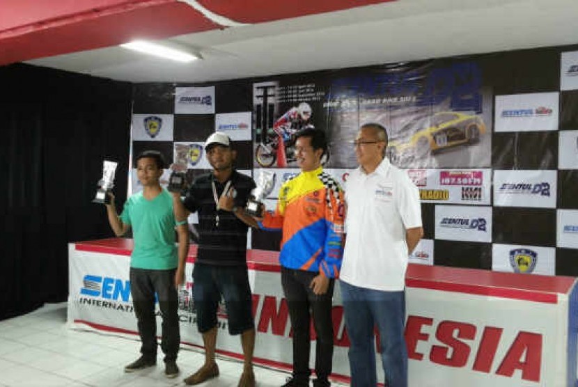 Toyota Soluna Vios Club raih prestasi Drag Races.