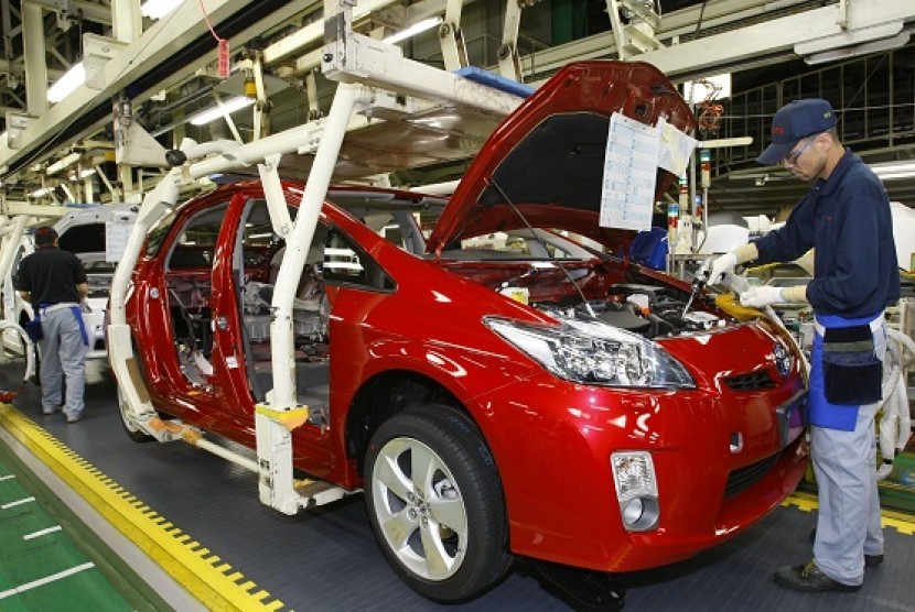 Toyota workers assemble parts on new Prius hybrid vehicles at Toyota Tsutsumi Plant in Toyota, central Japan. (photo file)  