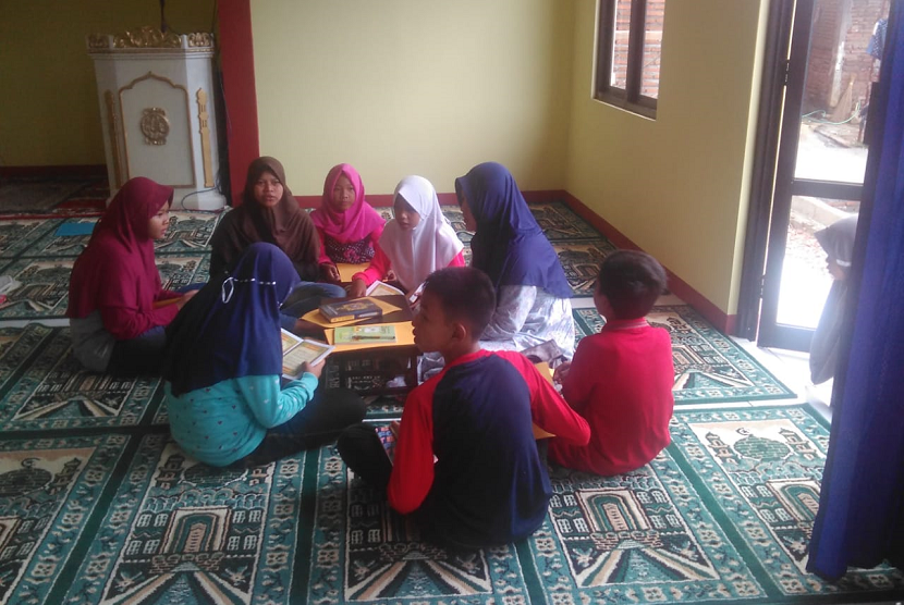 TPQ Darussalam. Sejumlah anak belajar mengaji di TPQ Darussalam yang mendapat dukungan Rumah Zakat.