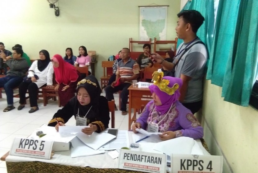 TPS 032 Duren Tiga, Pancoran, Jakarta Selatan menyelenggarakan Pemilu 2019 di SMAN 55 Jakarta. Panitia TPS kompak gunakan pakaian adat nusantara 